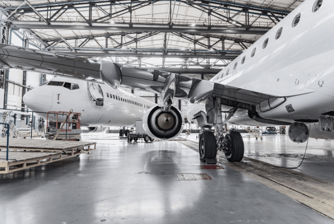 Flugzeughangar als Beispiel für die Luft- und Raumfahrtindustrie.