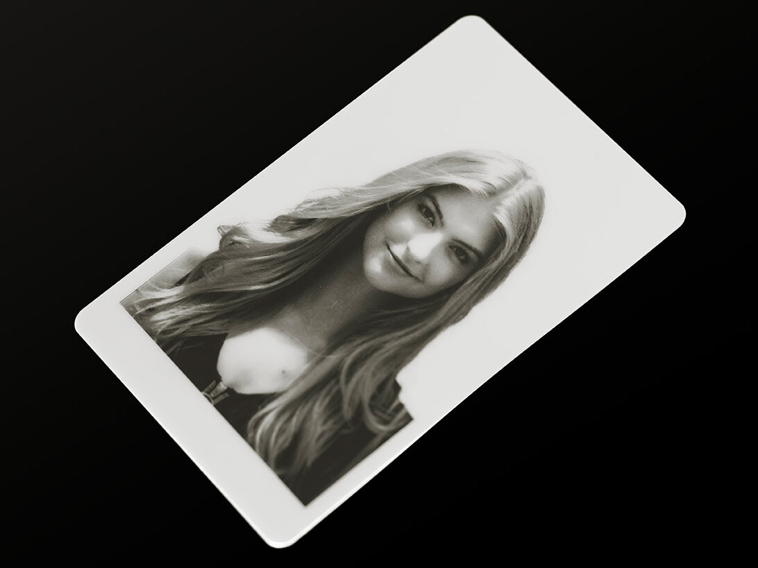 Detailliertes Foto eines hübschen Mädchens per Farbumschlag auf eine Plastikkarte gelasert.