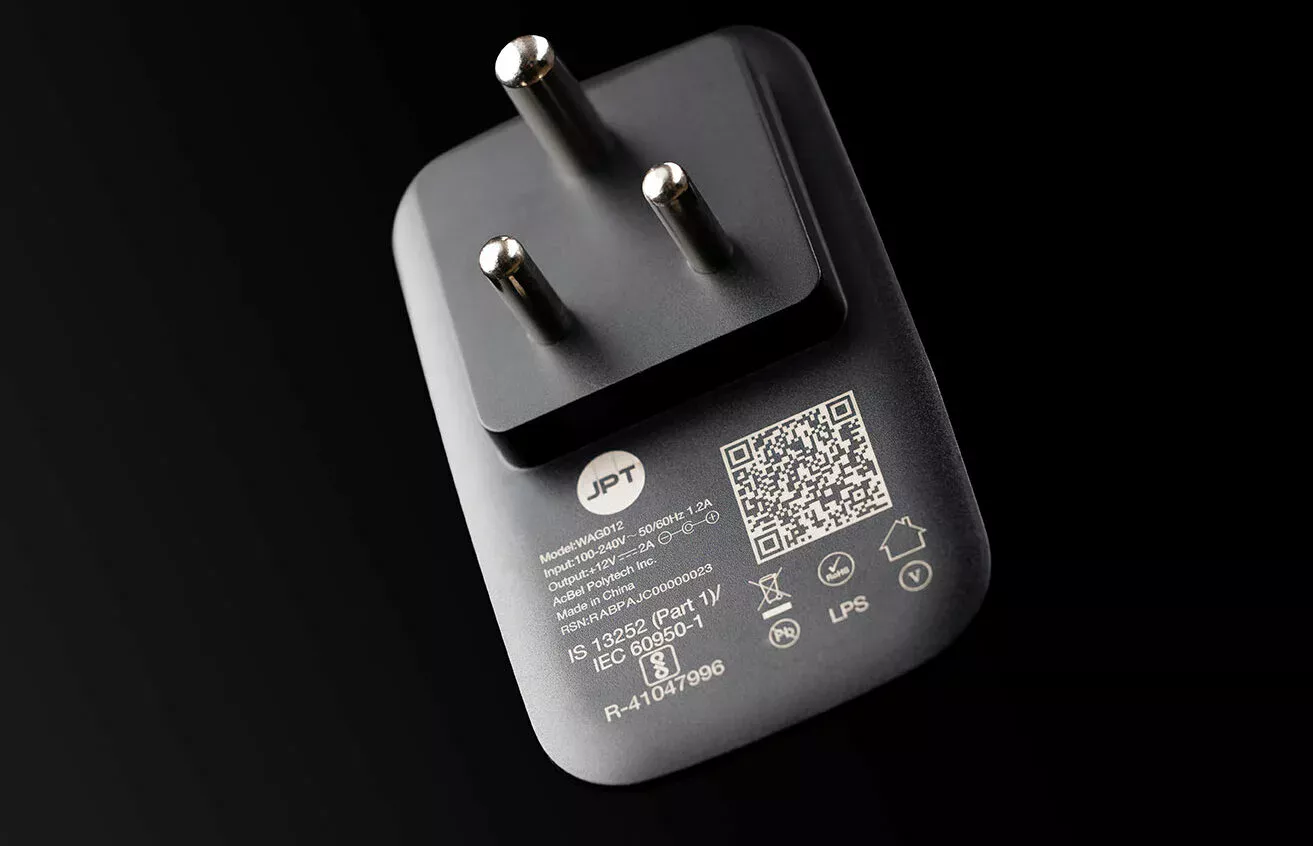 Beschriftung auf Kunststoff Weiße Barcode Laserbeschriftung auf einem schwarzem Ladestecker aus Kunststoff.
