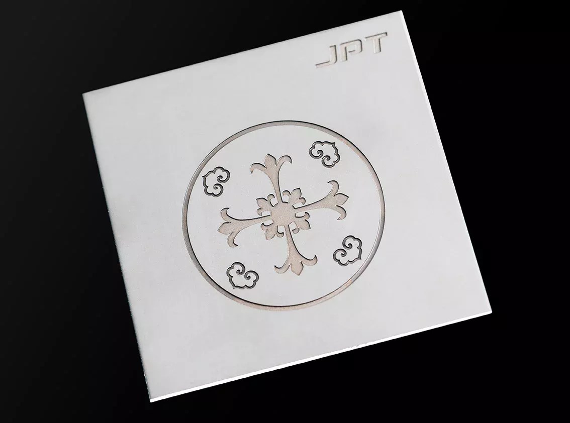 Gravur von Edelstahl Detailliertes, mit einem Laser graviertes Mandala auf einer Edelstahlplatte.