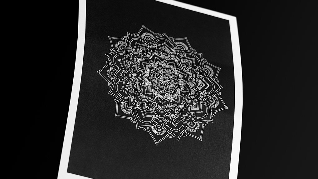 Schönes Mandala auf dünnem schwarzem Papier mittels Laserablation.