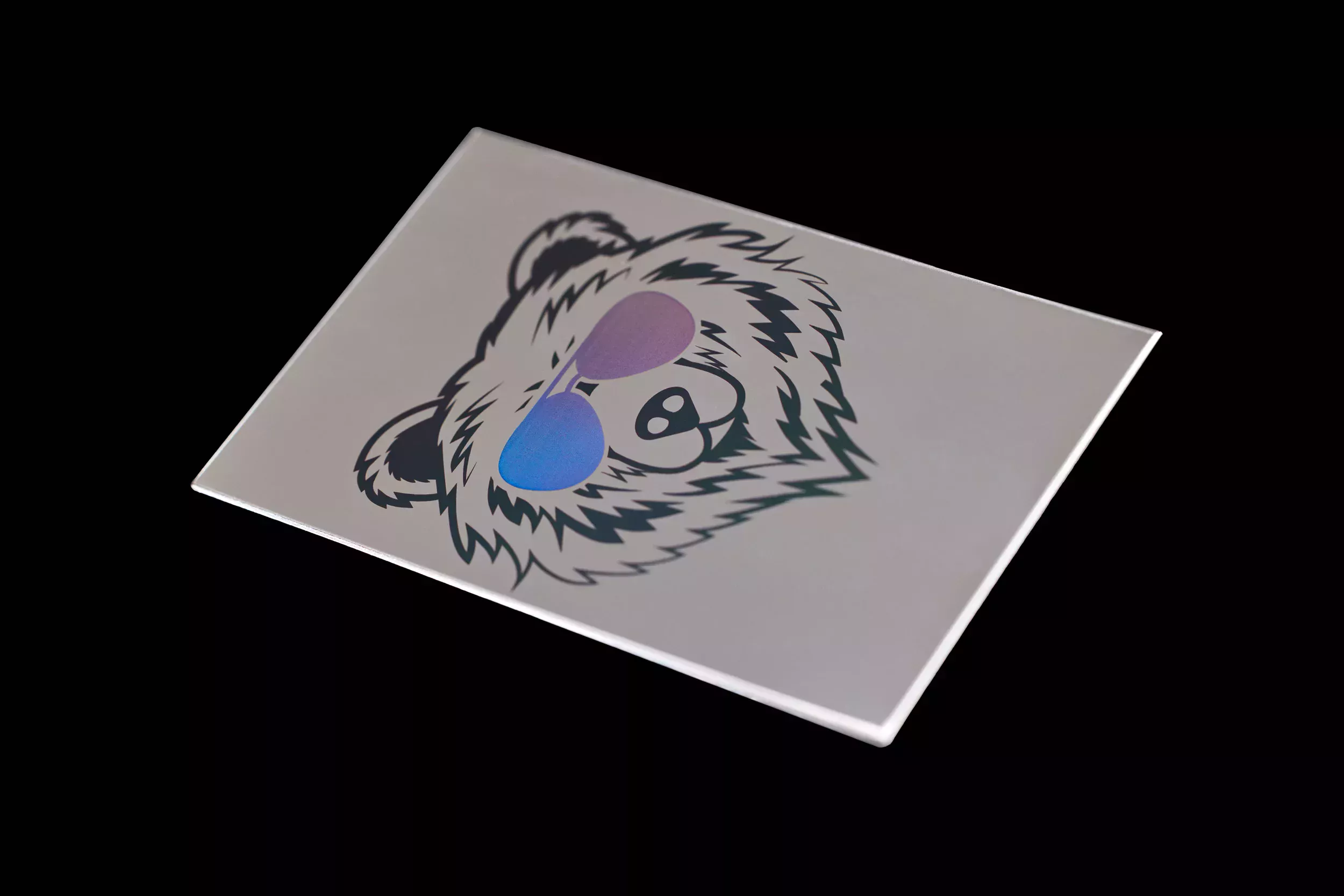 Hologramm Beschriftung auf Edelstahl Ein cooler Bär mit einer holografischen Sonnenbrille, der mittels Laser auf einer Edelstahlplatte beschriftet wurde.