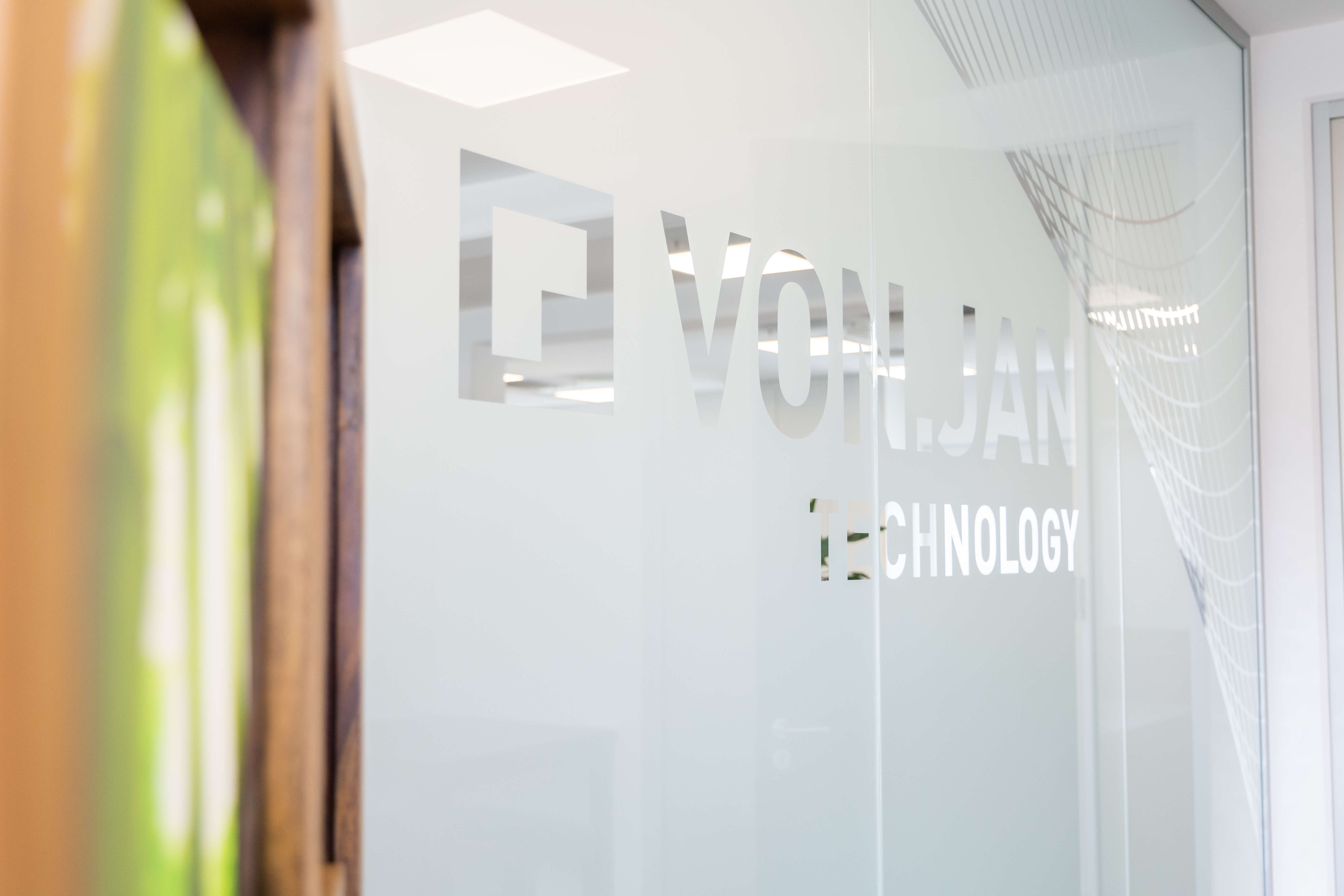 Treffen Sie das Team von VONJAN Technology online oder besuchen Sie uns in Inning am Ammersee.