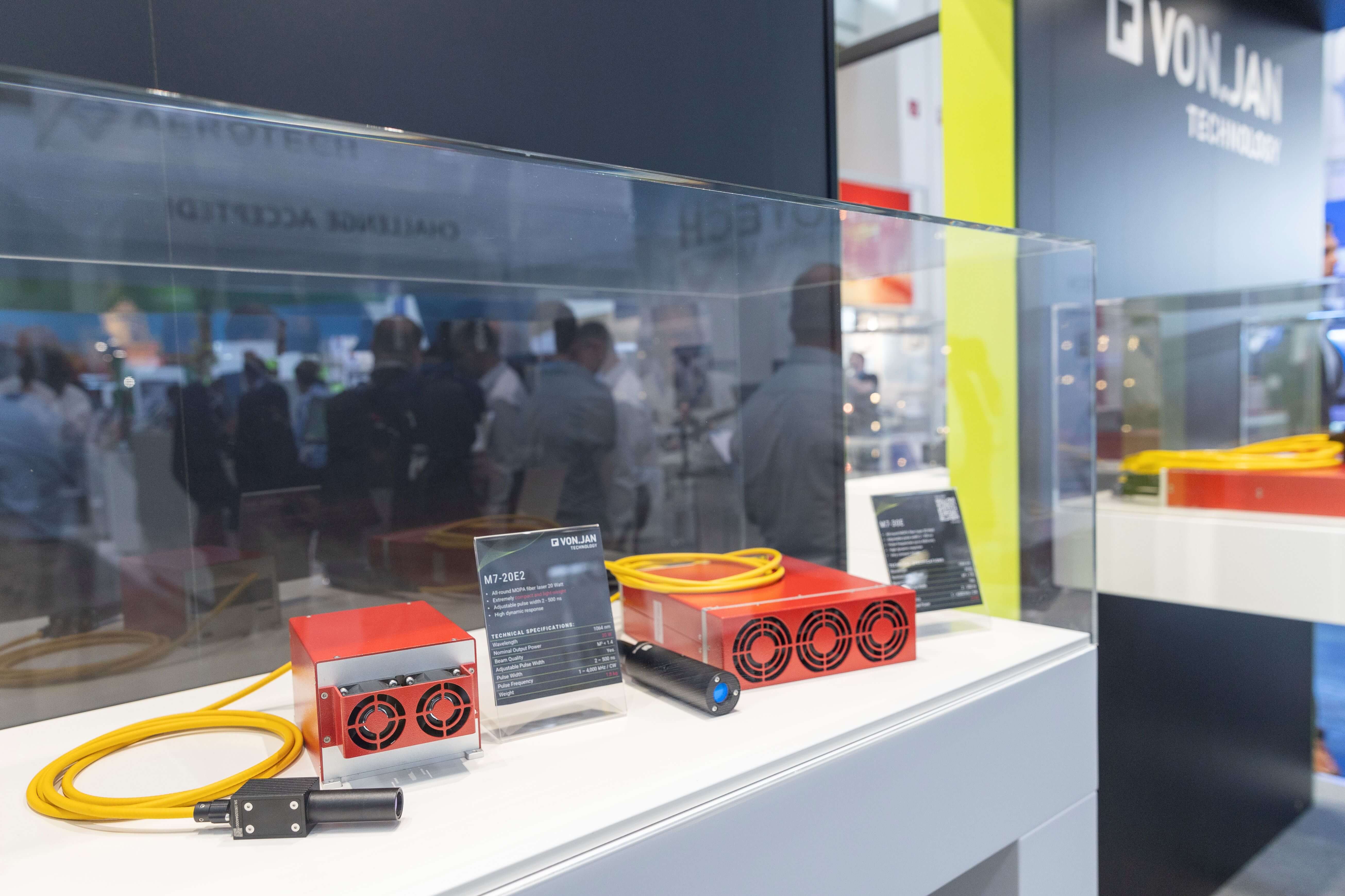 Zwei unserer gepulsten MOPA Faserlaser, präsentiert auf einer Lasermesse in München.