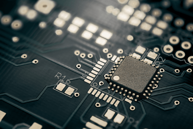 Nahaufnahme einer Leiterplatte aus der Elektronikindustrie.