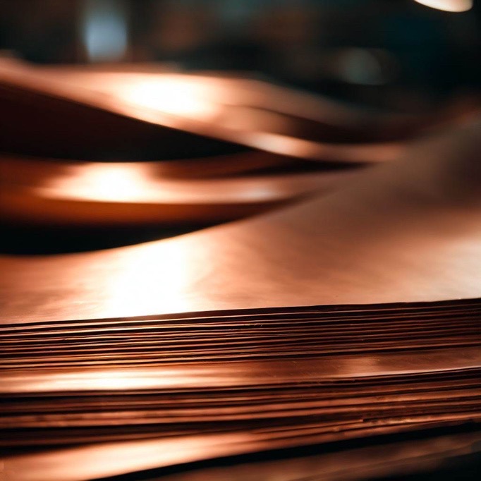 Eine Palette von gestapelten dünnen Kupferplatten als Material für die Lasermarkierung.