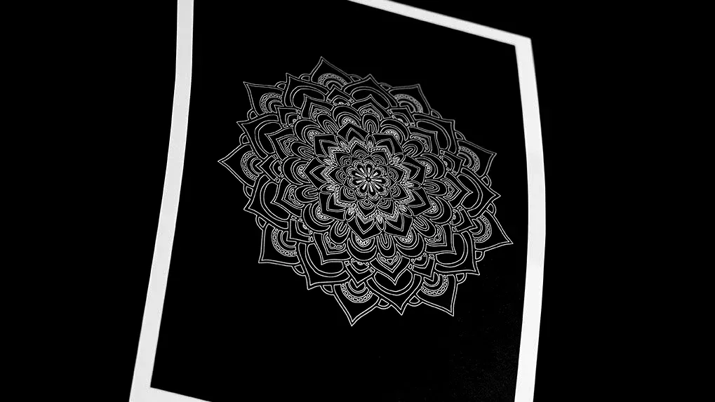 Ablation von Papier Schönes Mandala auf dünnem schwarzem Papier mittels Laserablation.